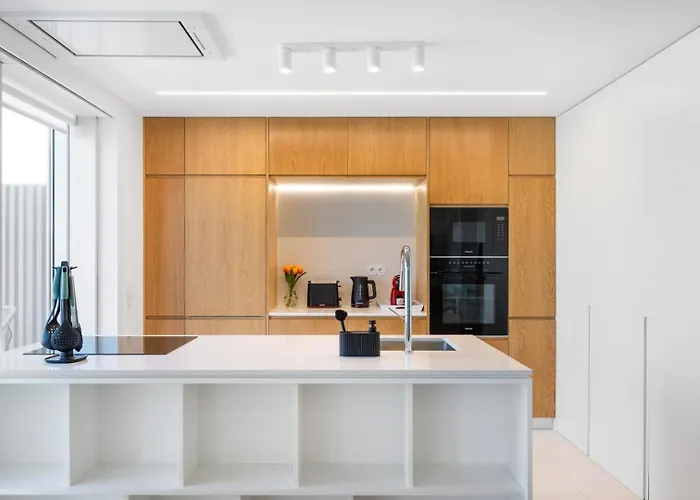 Sal D'ouro Ocean Views | Gym & Garage Apartment *